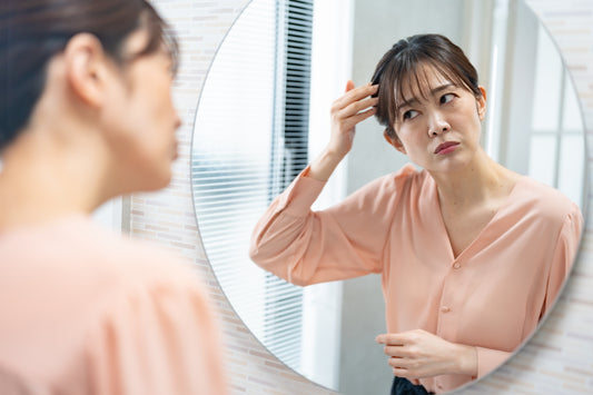 薄毛や脱毛の悩みに自然な解決策を。モリンガが健やかな髪の成長をサポートします。